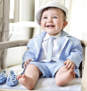 festliche-kleidung-baby-junge-anzug-krawatte-babyblau-muetze-e1409311094861